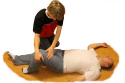 Jak wykonać pozycję boczną ustaloną - kurs pierwszej pomocy
