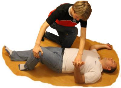 Jak wykonać pozycję boczną ustaloną - kurs pierwszej pomocy