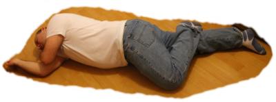 Jak wykonać pozycję boczną ustaloną - kurs pierwszej pomocy